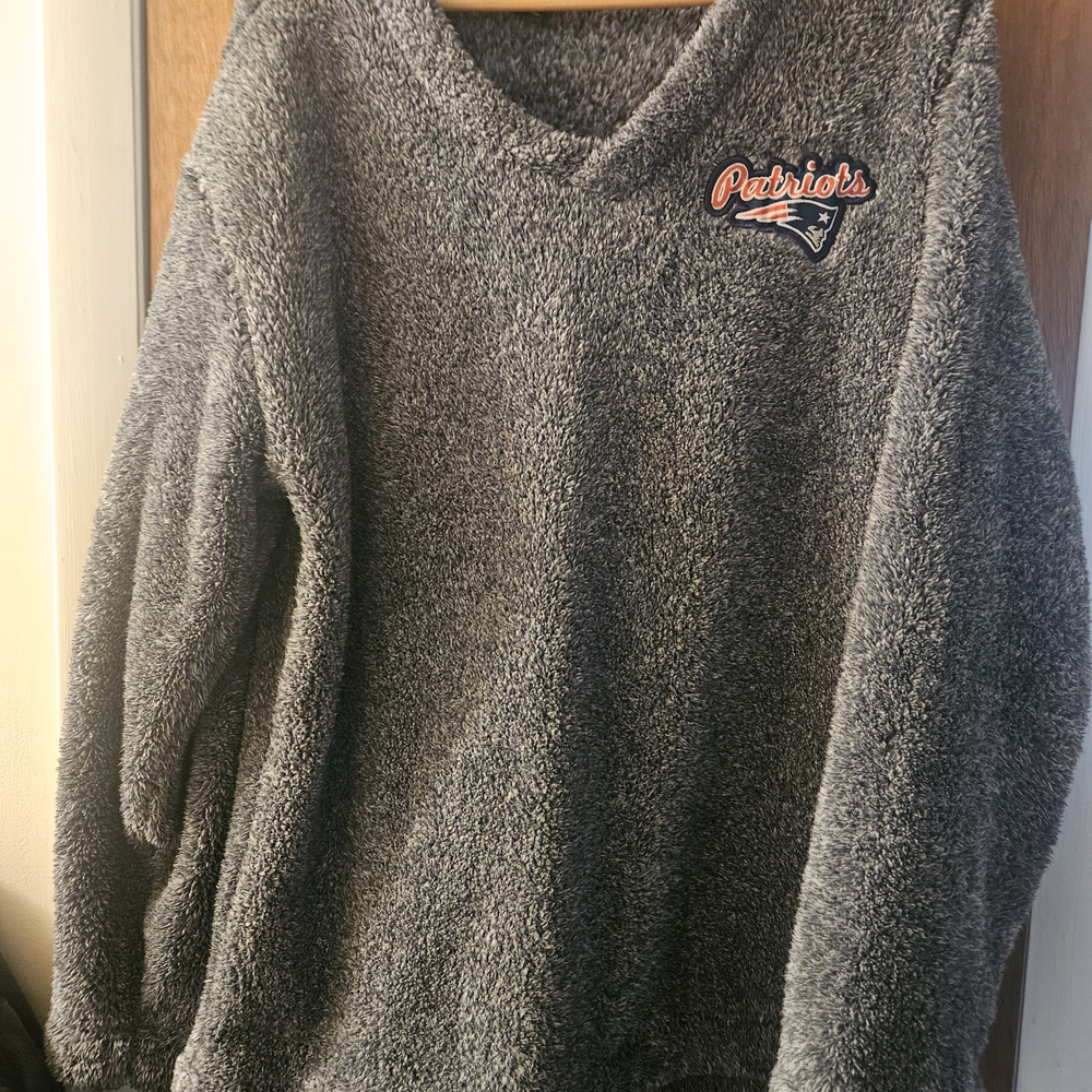NFL Patriots Women's Gray Sherpa V-Neck Pullover